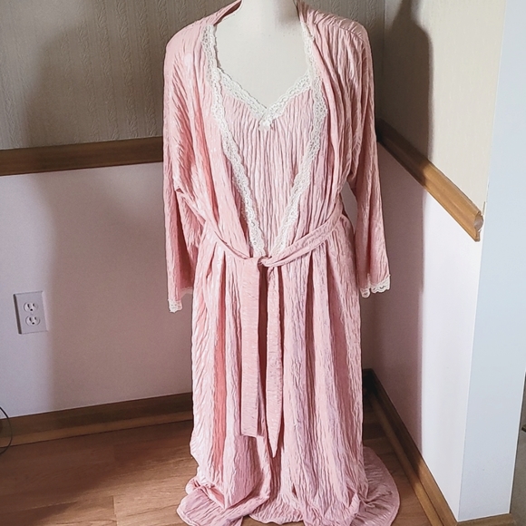 Vintage LINGERIE 1980's Lucie Ann IInightgown & long robe set. Size M…